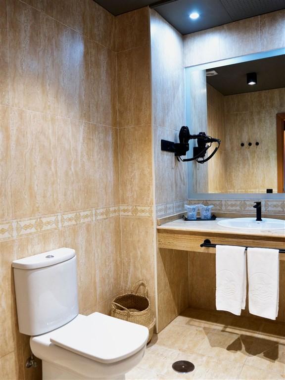 010-BD-bathroom-example-double-room-standard-street-view-standa