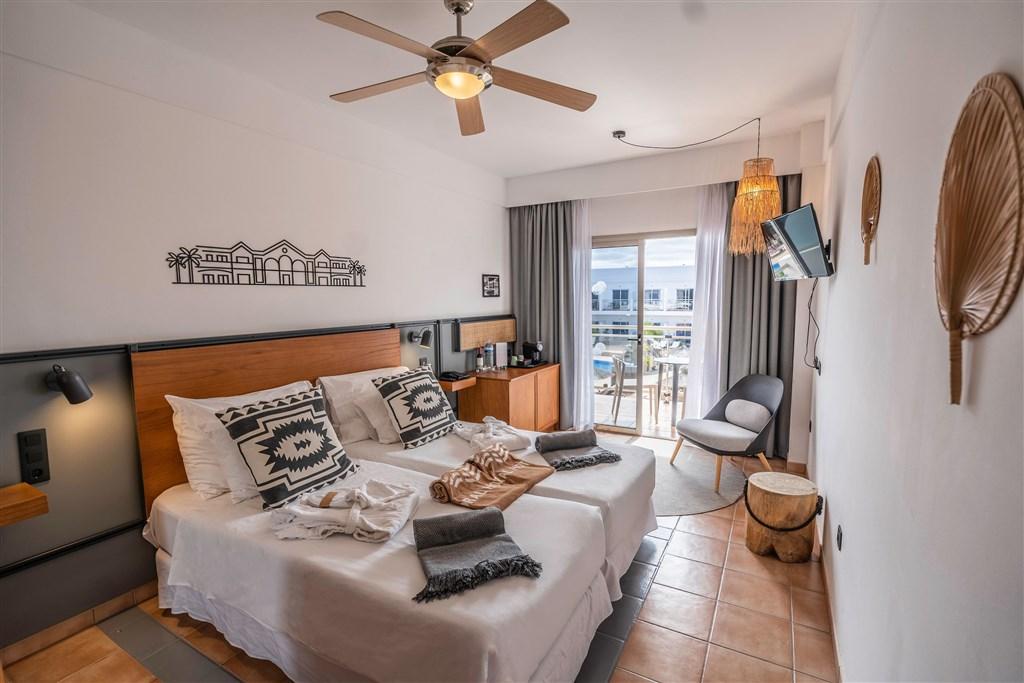 011-W-room-example-double-room-premier-pool-view-premium-double