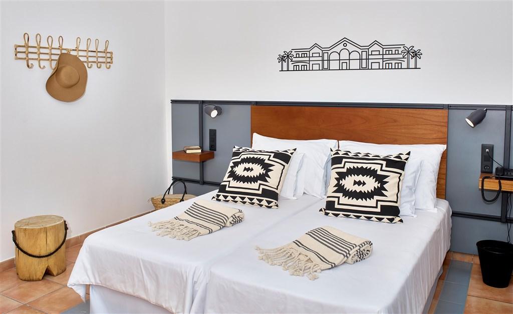 013-W-room-example-double-room-standard-street-view-standard-do