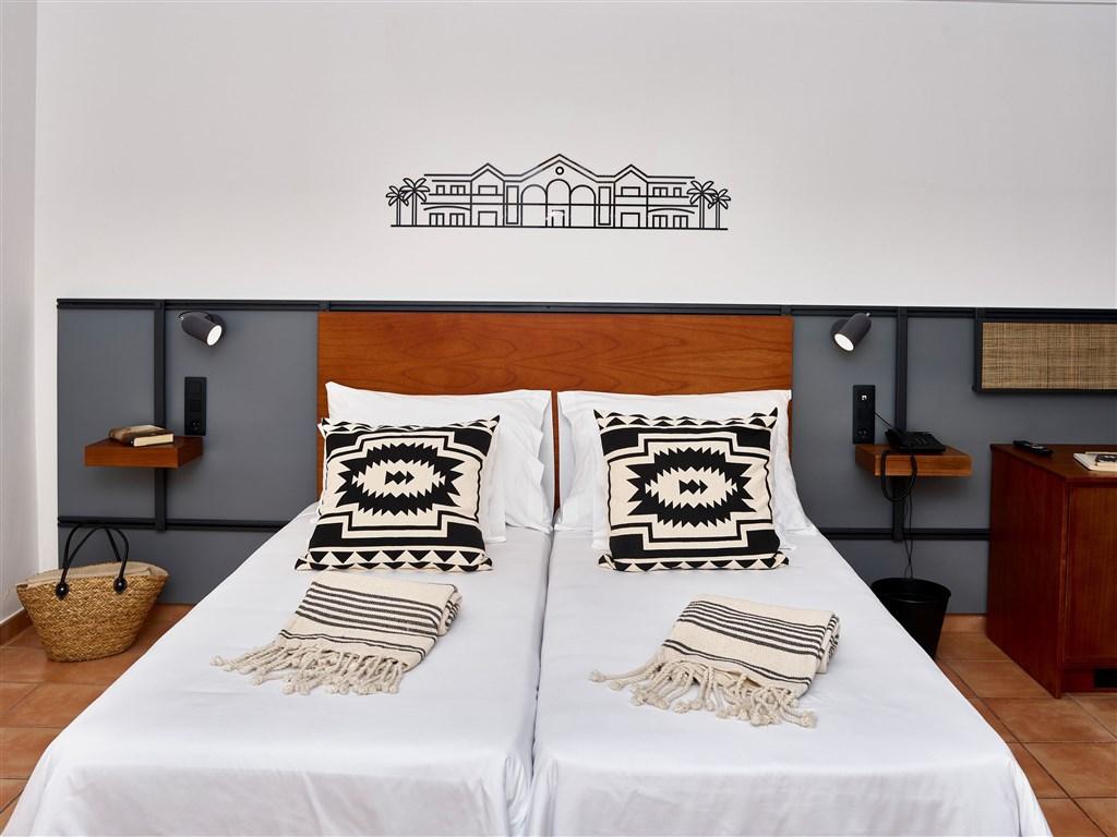 014-W-room-example-double-room-standard-street-view-standard-do