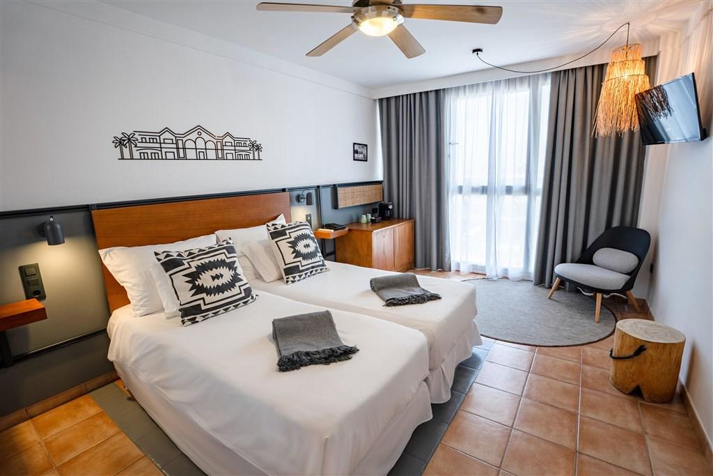 019-W-room-example-double-room-standard-street-view-standard-do