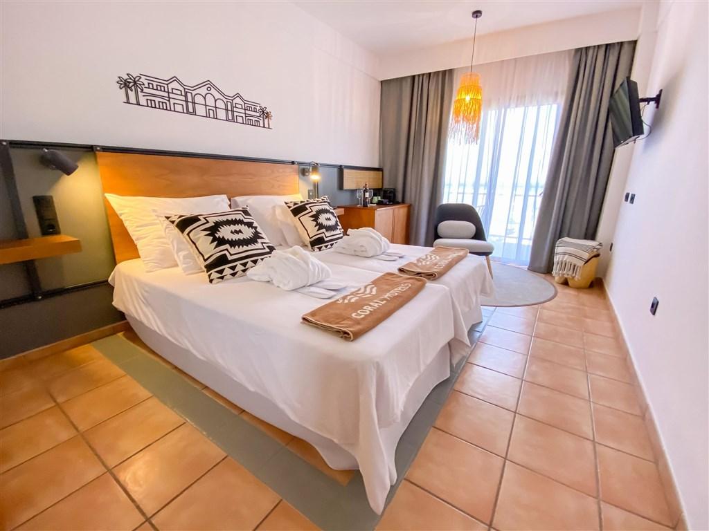 024-W-room-example-double-room-premier-pool-view-premium-double