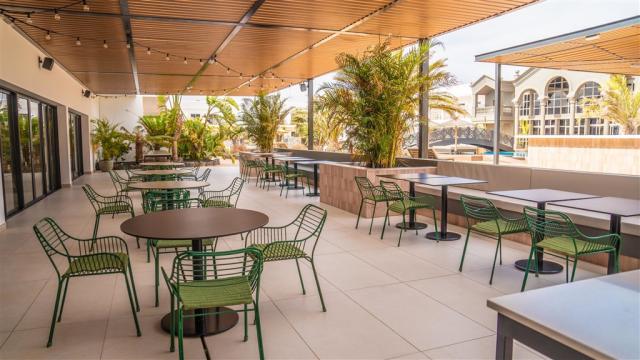 070-TE-terrace_114647359.jpg
