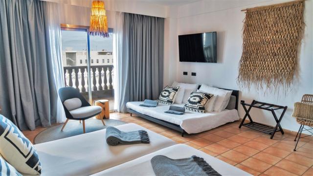 003-W-room-example-family-room-standard-pool-view-standard-fami