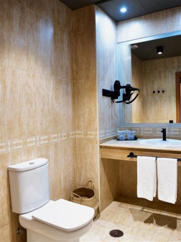 010-BD-bathroom-example-double-room-standard-street-view-standa
