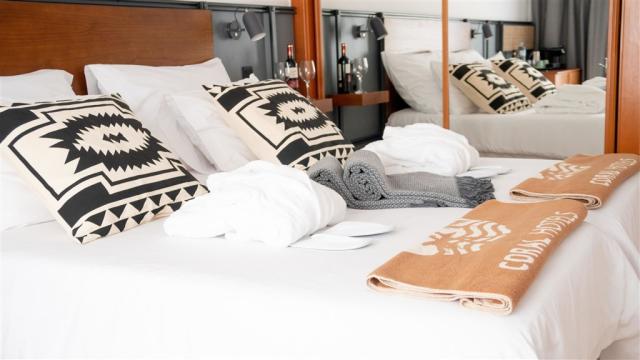 022-W-room-example-double-room-premier-bay-view-premium-double-