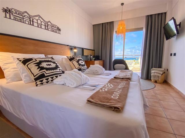 025-W-room-example-double-room-premier-bay-view-premium-double-