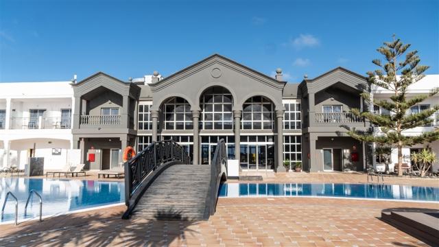 064-P-pool_114647350.jpg