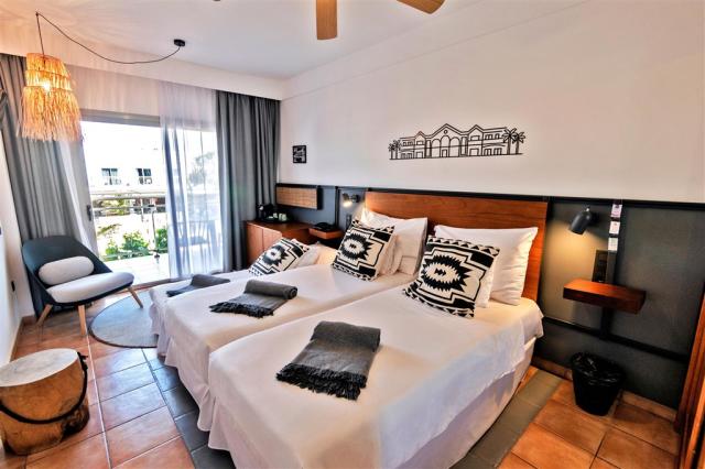 027-W-room-example-double-room-standard-street-view-standard-do