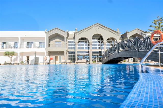 059-P-pool_114647339.jpg