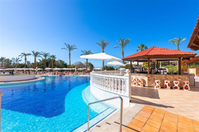 Chatur Playa Real Resort 2022_12 Pool Bar.jpg