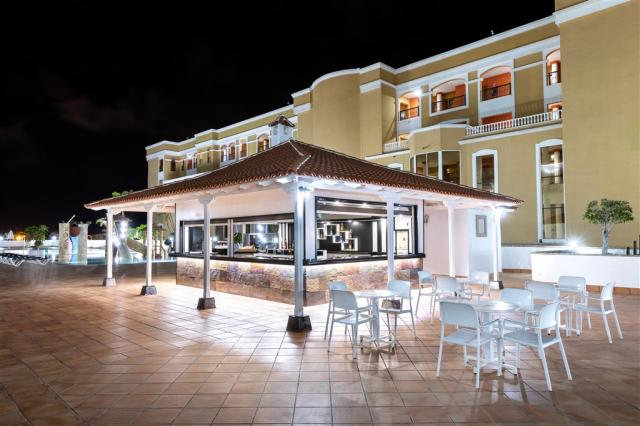 Chatur Playa Real Resort 2022_61 Pool Bar Nogal.jpg