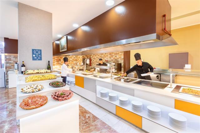 Chatur Playa Real Resort 2022_06 Buffet 1.jpg