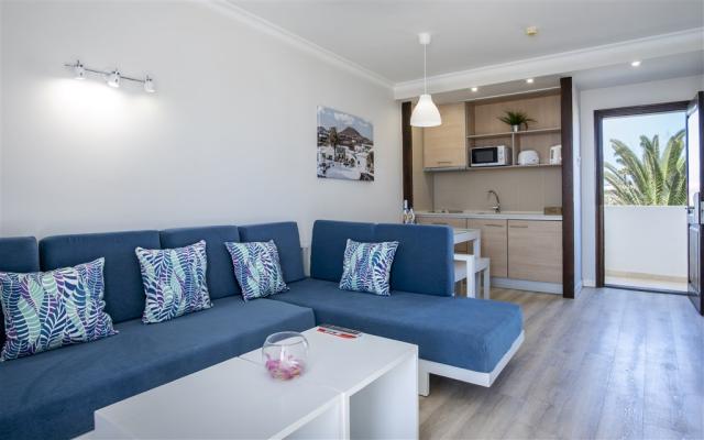 junior suite livingroom1.jpg