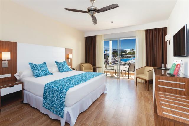 ARC_15_033 - Double room with pool view.jpg
