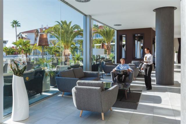 ARC_15_020 - Lobby.jpg