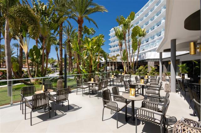 XPL_19_033 - Lobby bar_Terrace.jpg