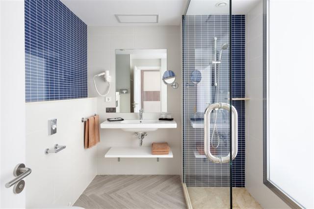 PPY_16_023 - Bathroom (family room).jpg