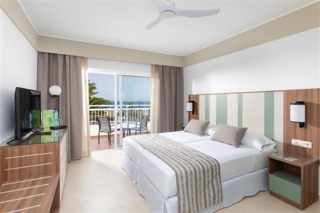 PAR_21_098 - Double room sea view.jpg