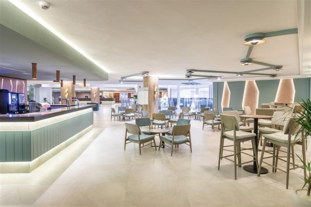 PAR_21_044 - Lobby bar.jpg