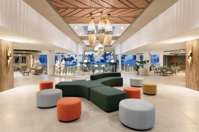 PAR_21_039 - Lobby.jpg