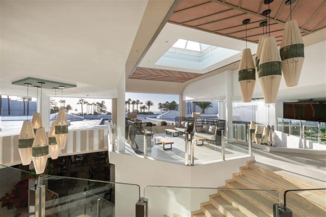 PAR_21_041 - Lobby.jpg
