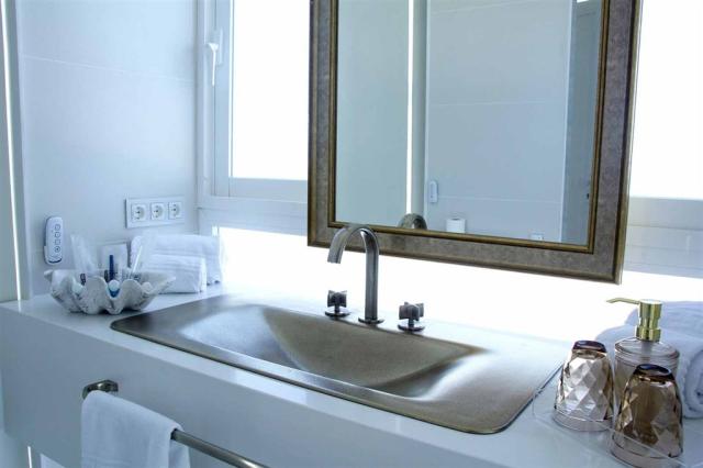 BATHROOM_05.jpg