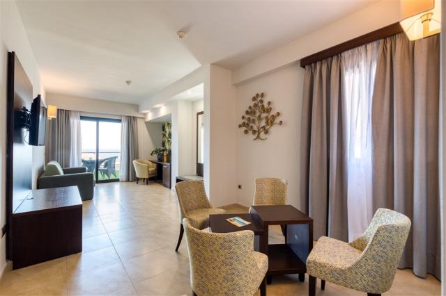 Roca Negra Junior Suite 06.jpg