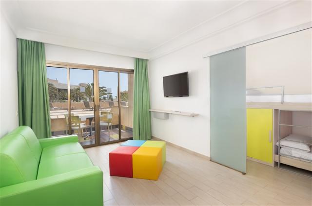 BLANAR_ROOM_01_Family Suite.jpg