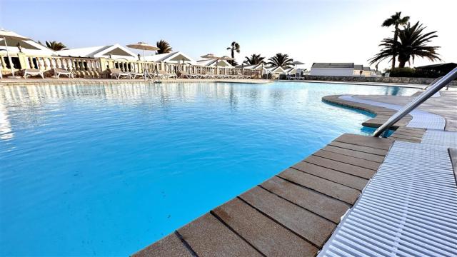 049-P-pool_108271955.jpg