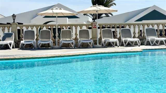 050-P-pool_108395526.jpg