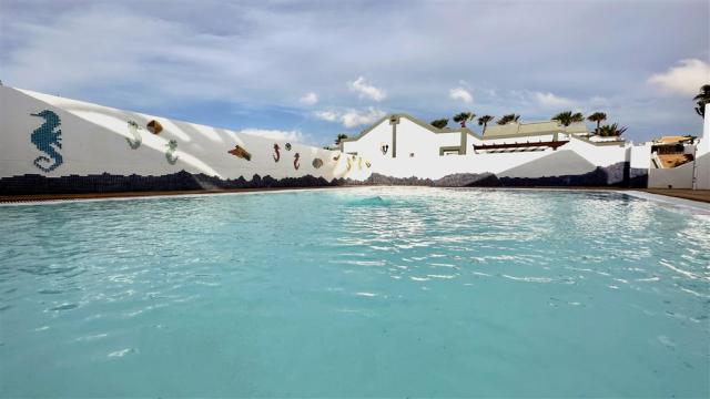 053-P-pool_108395633.jpg