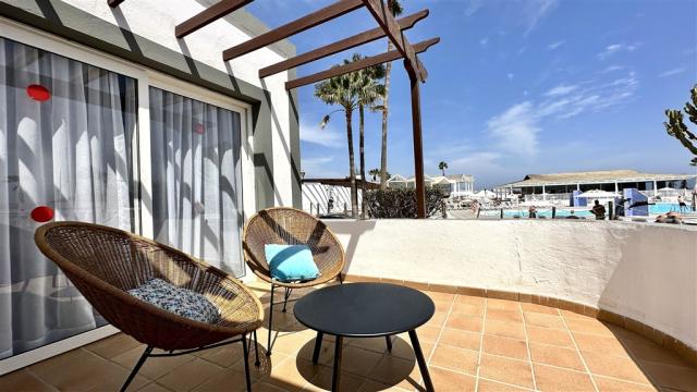 076-W-room-example-apartment-standard-pool-view-bungalow-1-bedr