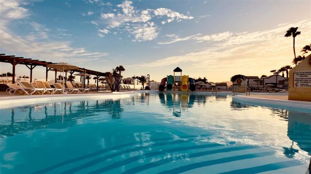 036-P-pool_108395552.jpg