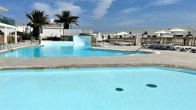 005-P-pool_108395535.jpg