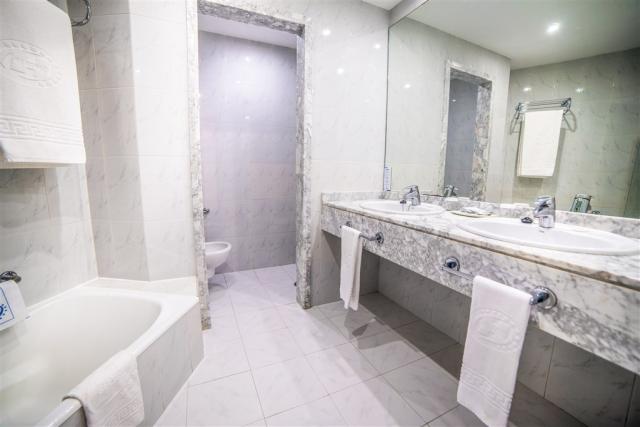 ACE - BEATRIZ COSTA & SPA - Standar room (7).jpg