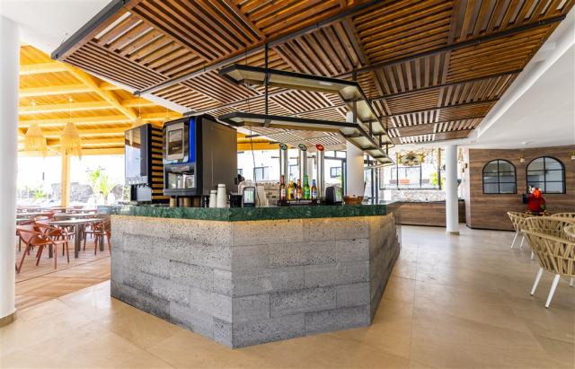 5_1_Pool Bar.JPG