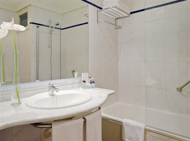 03_HBSDoubleRoomBathroom1.jpg