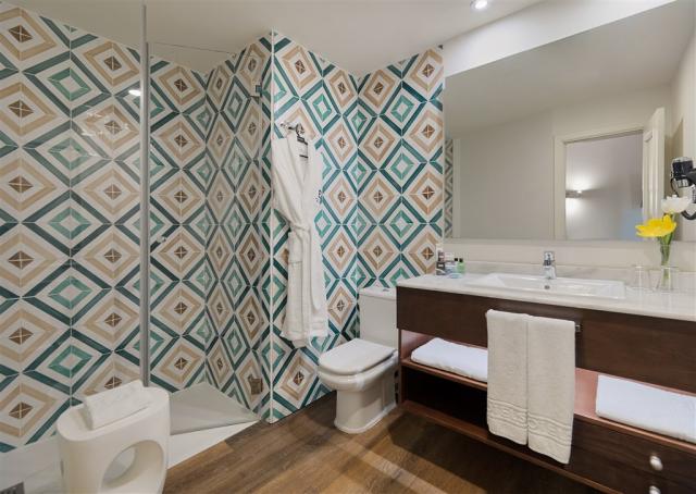04_HBSDoubleRoomBathroom2.jpg