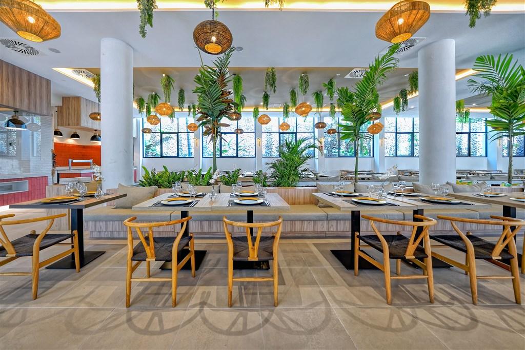 Costa Atlántica - Buffet Restaurant 1.jpg