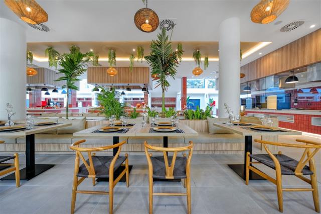 Costa Atlántica - Buffet Restaurant 8.jpg