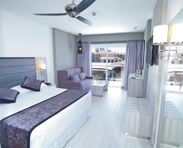 XME_14_044a - Standard double room_Main building.jpg