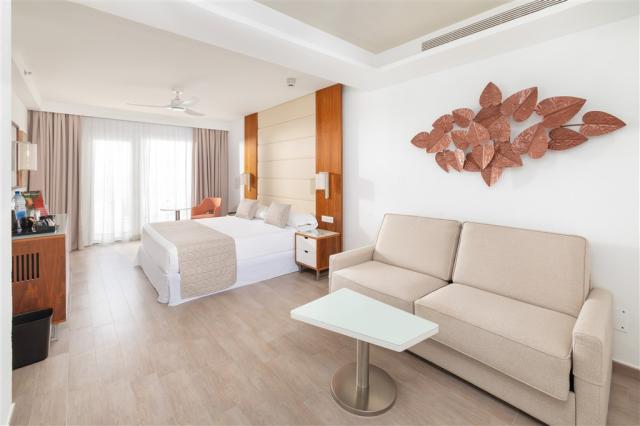 CGC_23_128 - Family room 1 bedroom garden view.jpg