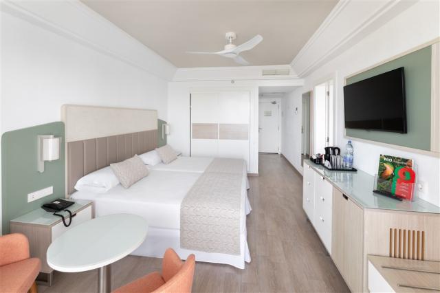 CGC_23_140 - Family room 2 bedrooms garden view.jpg