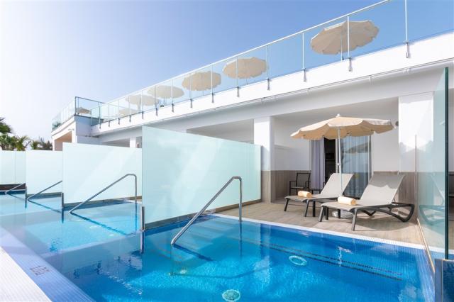 CGC_23_162 - Swim-up suite Adults Only.jpg