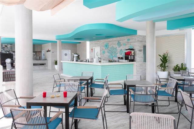 CGC_23_041 - Poolside bar.jpg