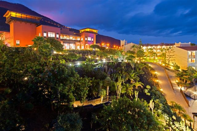 Exterior-Gardens-Night.jpg
