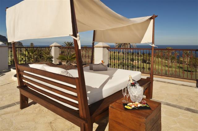 324HaciendaDelConde_MeliaCollection-Pool Terrace Bali Bed Servi
