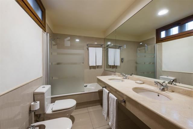 EDIT-Marylanza-40-Suite-Bathroom1.jpg