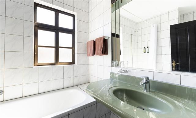 FUE - BAKOUR FUERTEVENTURA LA PARED - BUNGALOWS BATHROOM.jpg